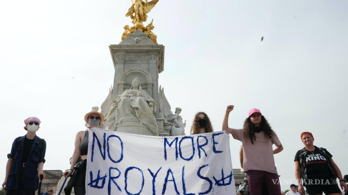 Mientras Rishi Sunak, primer ministro británico, pondera el servicio de Isabel II a un año de su muerte, los antimonárquicos protestan