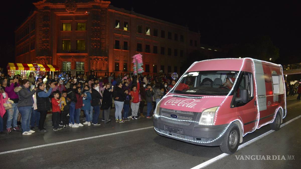 Caravana Coca Cola ilumina la Navidad de Saltillo; la magia de creer ya es tradición