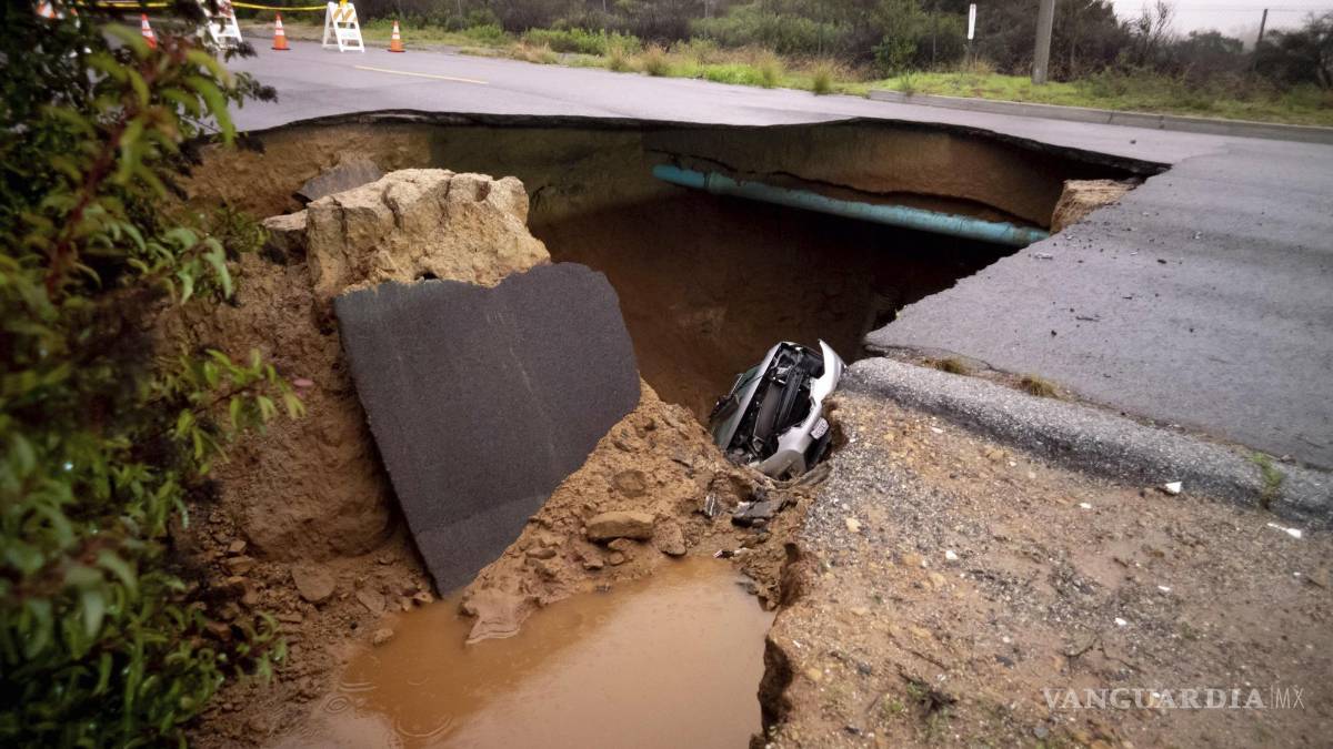‘Estamos atrapados aquí’; lluvias, aludes y socavones azotan a California