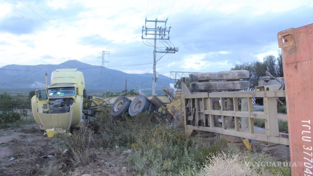 Conductor vuelca en la carretera a Zacatecas