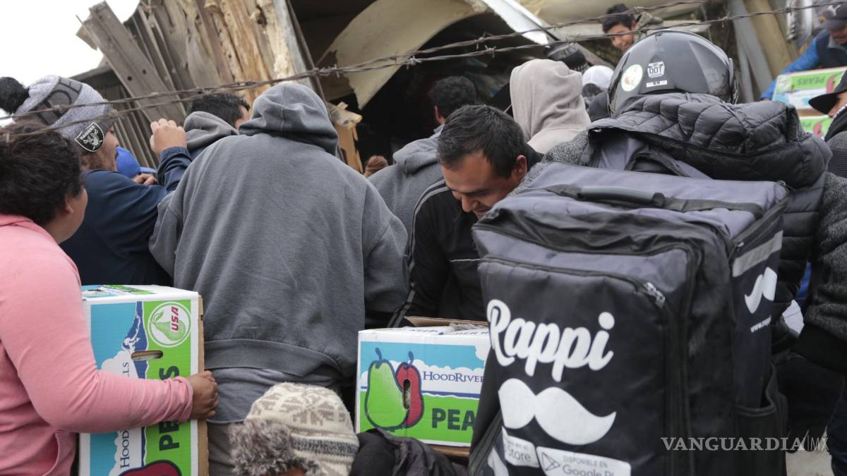 Vuelca tráiler de peras en Ramos Arizpe y vecinos aprovechan para cometer rapiña