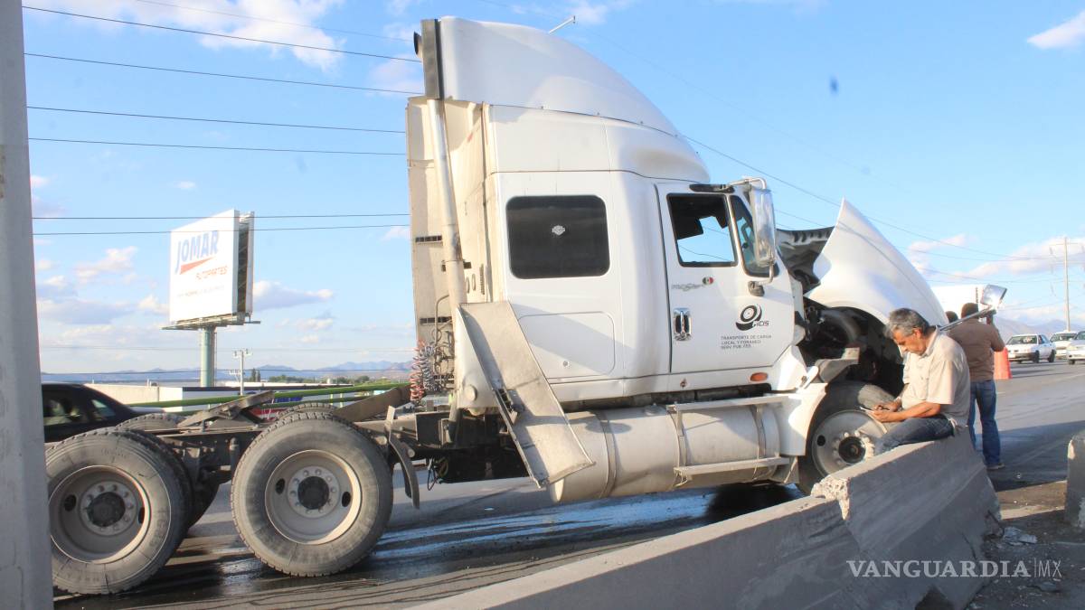 Tráiler provoca caos vial en bulevar Fundadores, en Saltillo, tras accidente sin lesionados