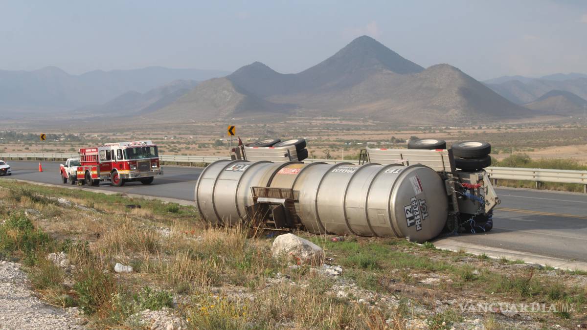 Tanque de diésel de tráiler se desprende y vuelca en la carretera Saltillo-Zacatecas