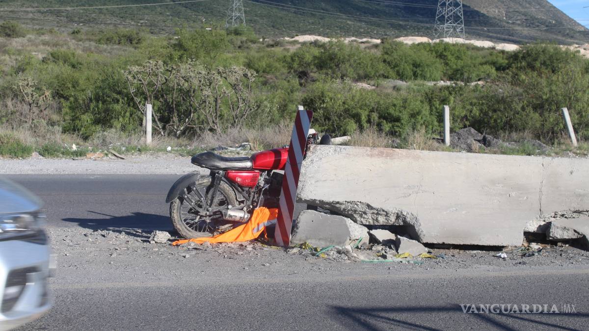 Jóvenes terminan graves al chocar su moto contra tráiler, en Saltillo