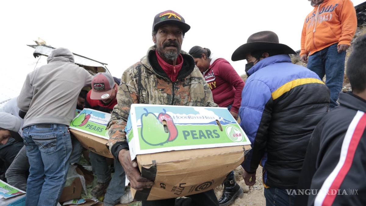 Vuelca tráiler de peras en Ramos Arizpe y vecinos aprovechan para cometer rapiña