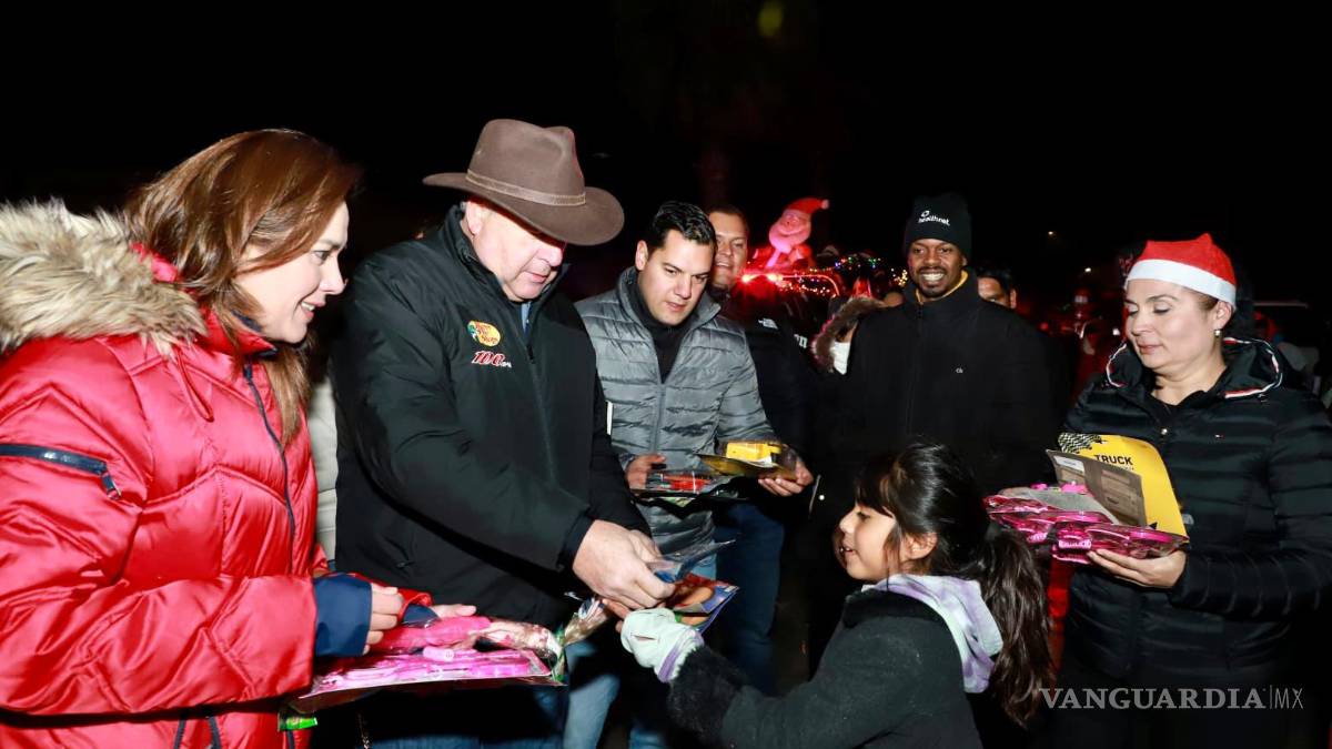 Se visten policías de Santa Claus en Saltillo y salen a las calles a repartir regalos