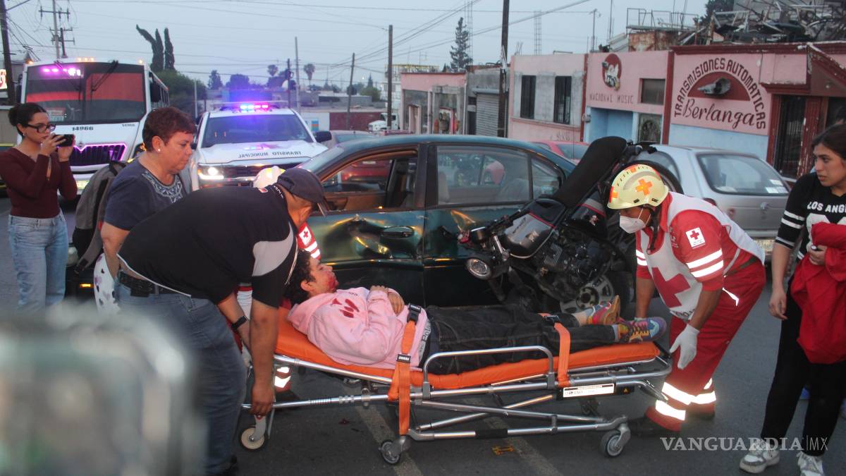 Joven pareja sufre accidente en moto tras choque en la colonia Lamadrid, en Saltillo