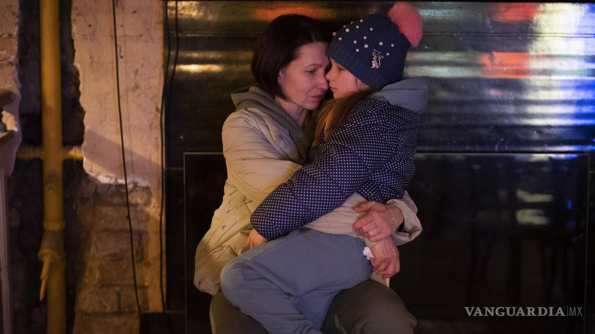 Ante el asedio ruso, ucranianos buscas refugio en el metro y en sótanos