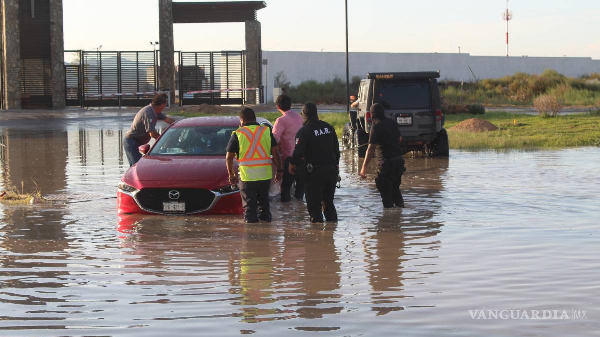 Familia queda varada en encharcamiento en Los Pastores, en Saltillo