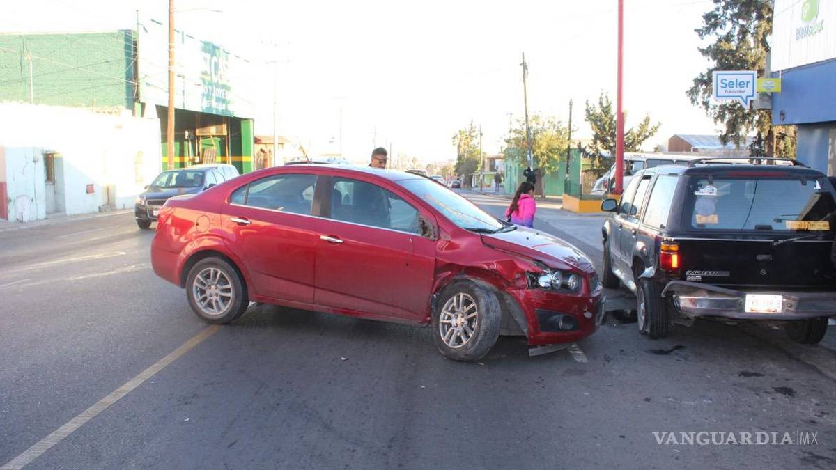 Hombre dormita al volante y provoca choque múltiple en la colonia Centenario de Saltillo
