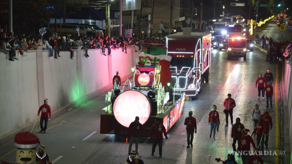 Caravana Coca Cola ilumina la Navidad de Saltillo; la magia de creer ya es tradición