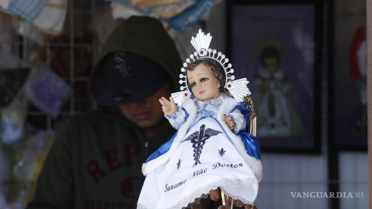 Saltillo: visten con batas a Niño Dios y rinden homenaje a personal médico