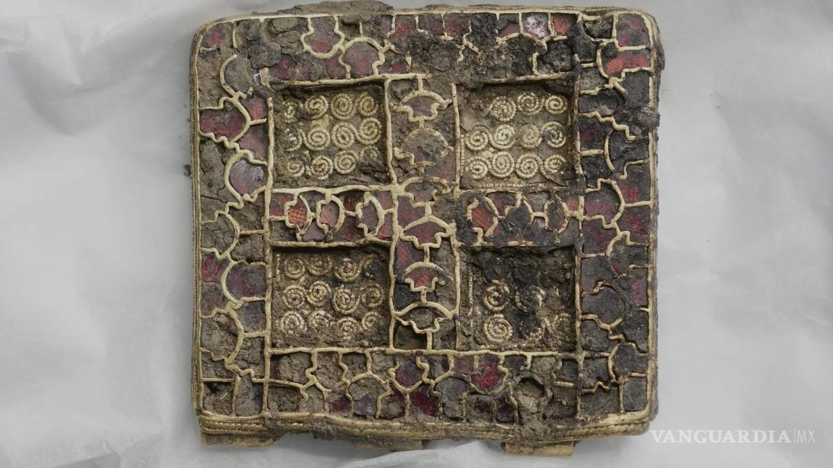 Arqueólogos encuentran un collar de oro y joyas 1,300 años de antigüedad en Inglaterra