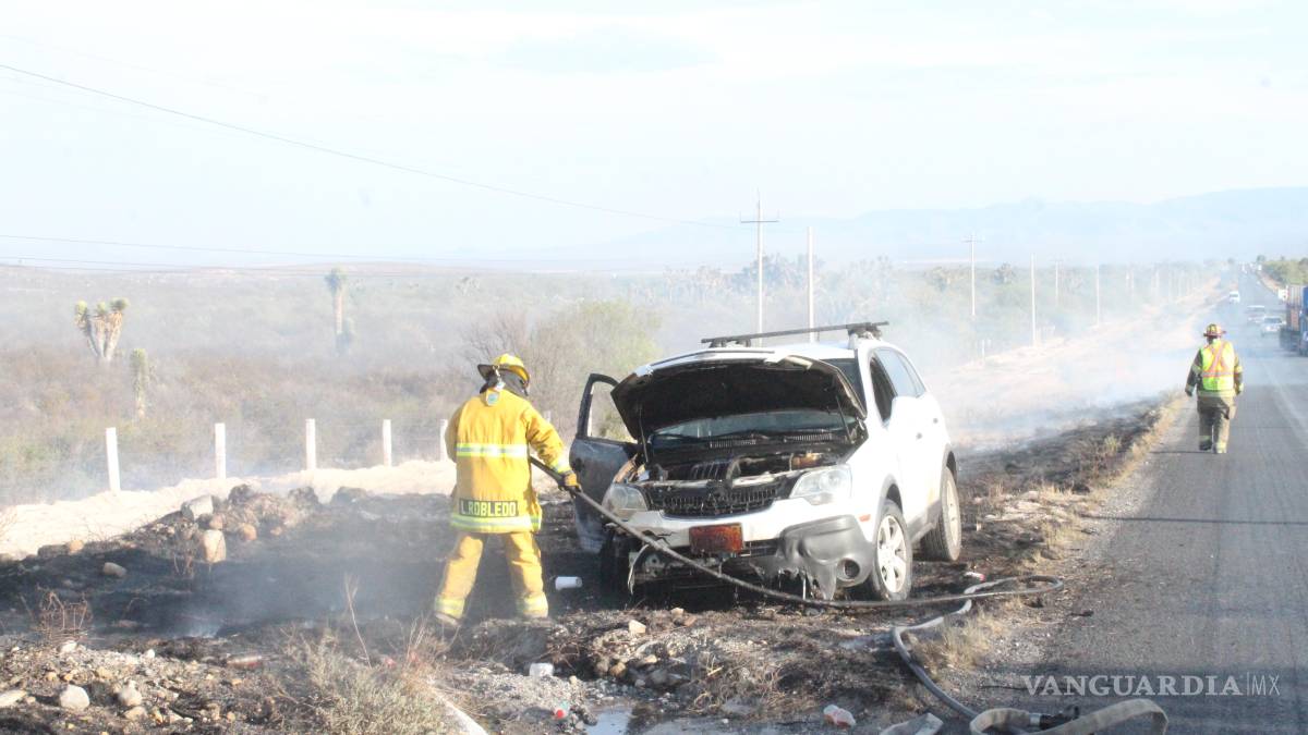 Camioneta se incendia a orilla de carretera federal; el conductor se salvó de milagro