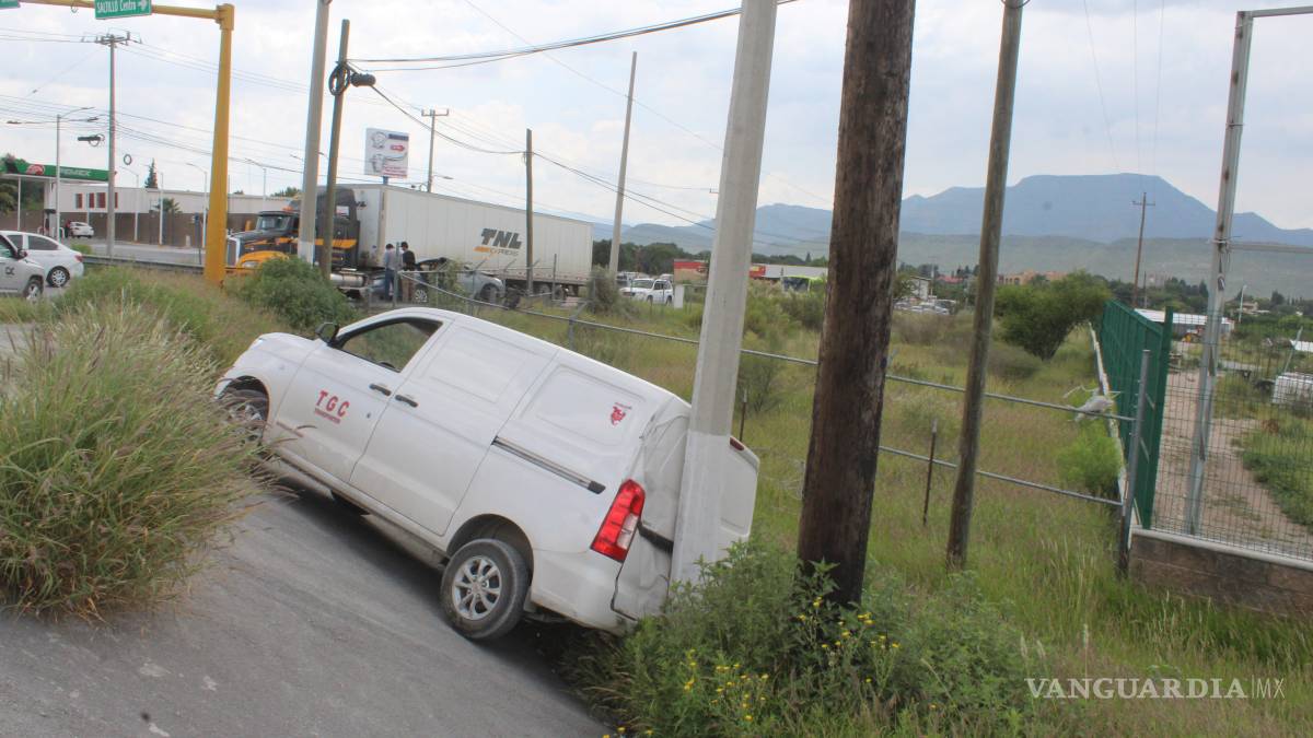 Choque con volcadura deja cuantiosos daños en cruce de bulevares en Saltillo