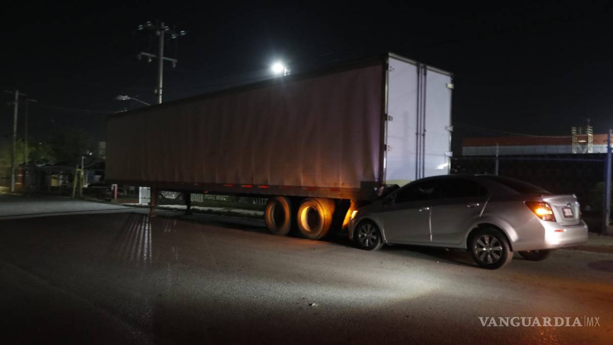 Saltillo: resulta ileso tras incrustarse en contenedor de tráiler