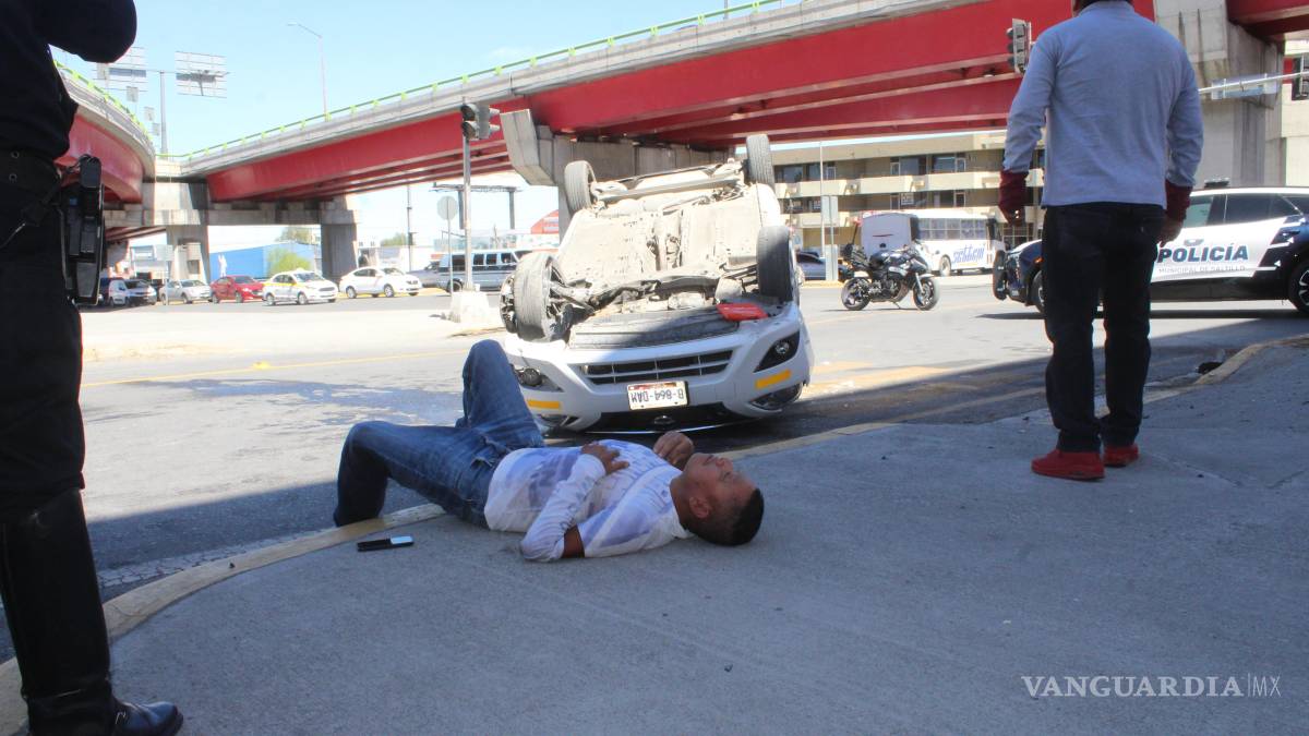 Taxista sufre volcadura bajo el distribuidor vial El Sarape, en Saltillo