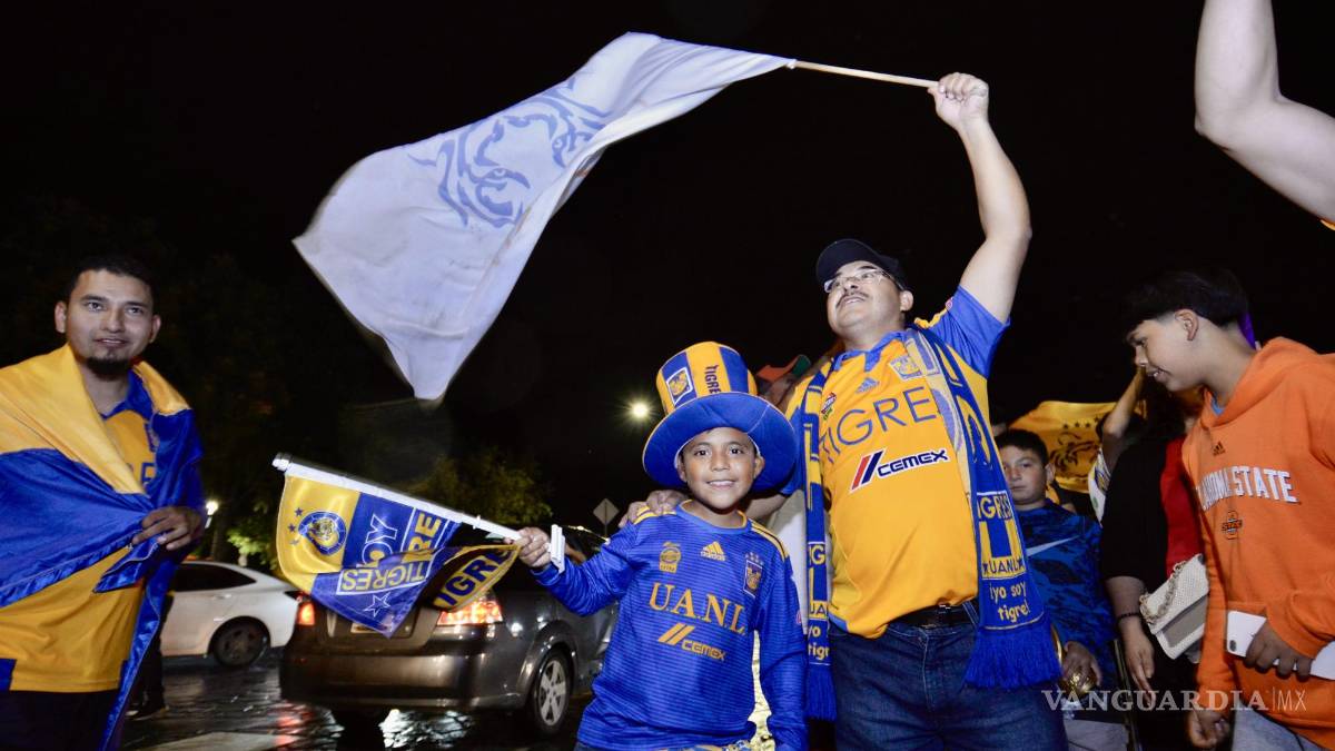 Saltillo saca las garras: aficionados de Tigres celebran en la Alameda