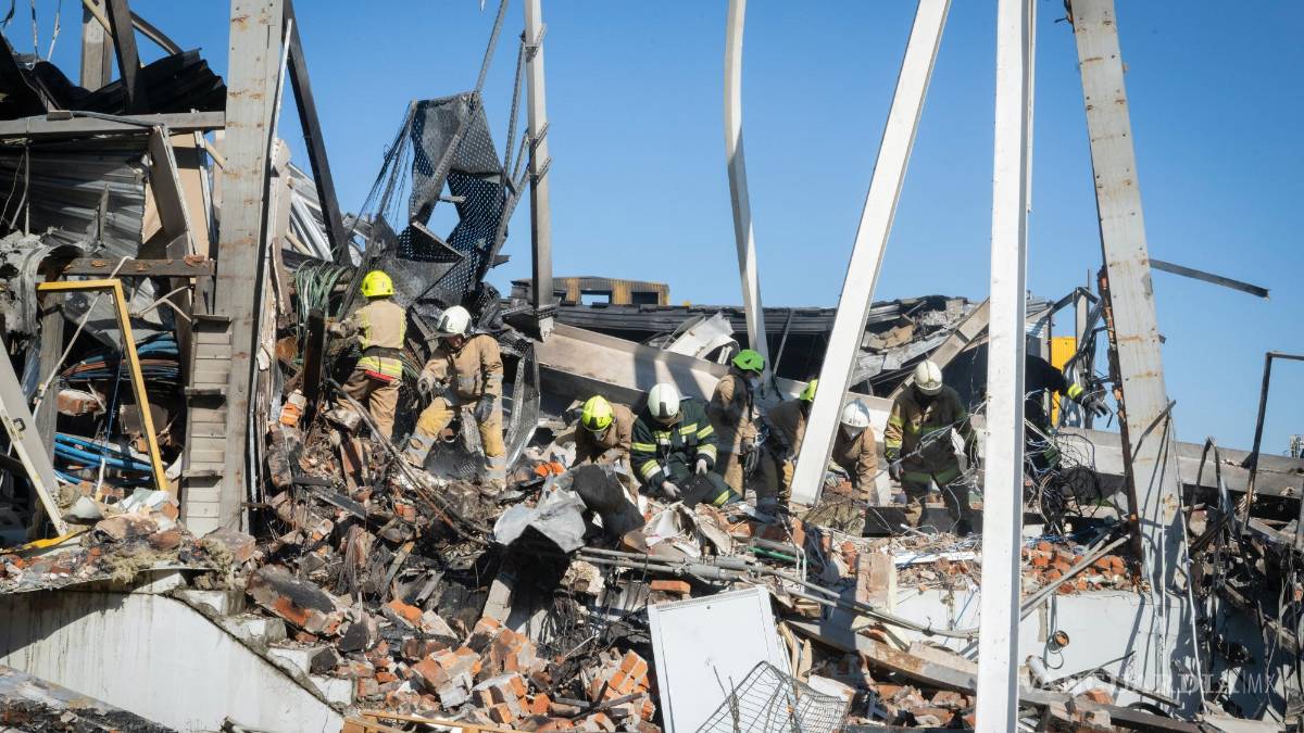 Rescatistas buscan víctimas en centro comercial ucraniano bombardeado por Rusia