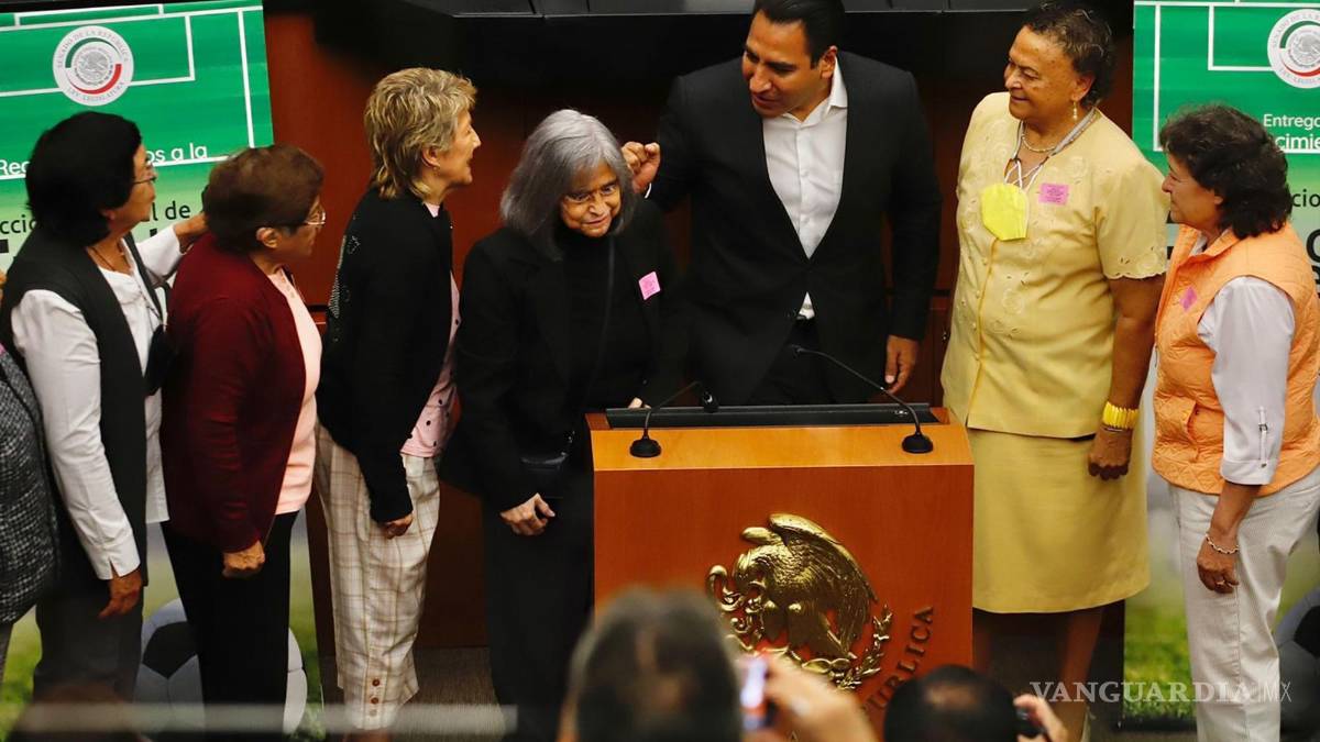 Cámara de Senadores rinde un homenaje a las seleccionadas de futbol femenil de 1970 y 1971