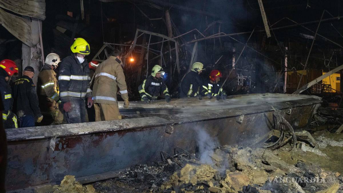 Rescatistas buscan víctimas en centro comercial ucraniano bombardeado por Rusia
