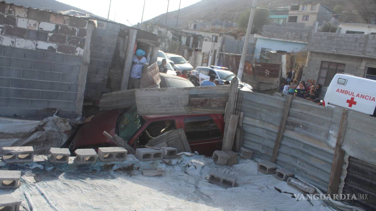 Choca, atropella a dos niños y una mujer y cae al patio de una casa, en Saltillo