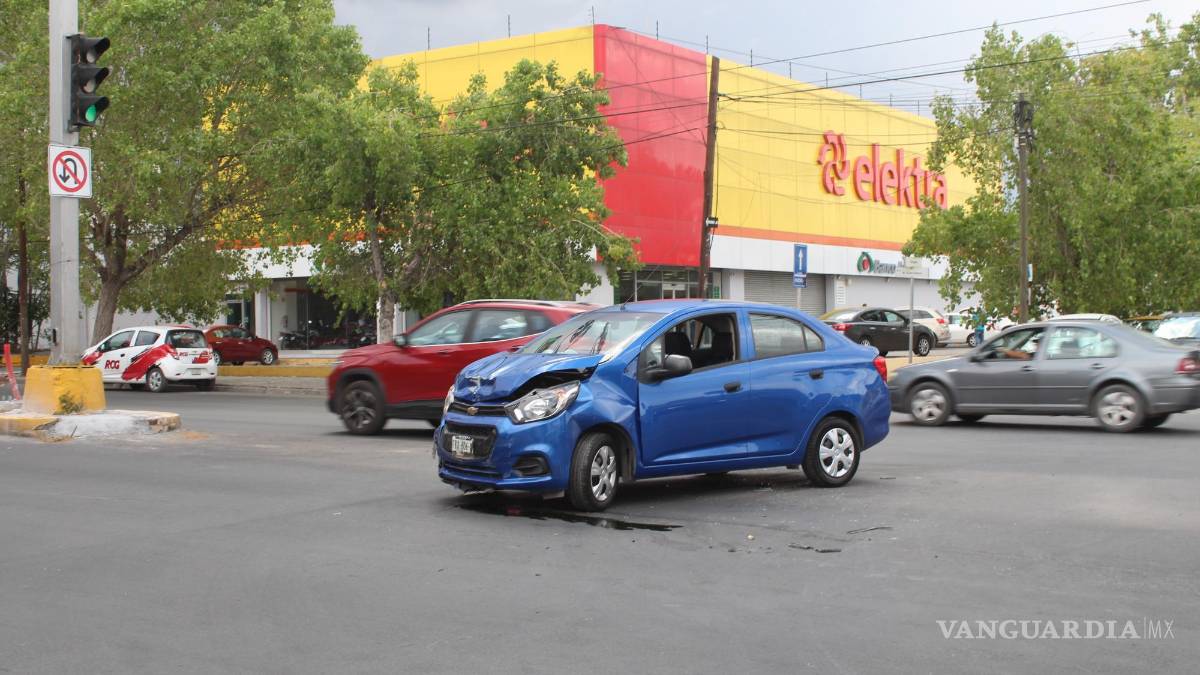 Se pasa rojo en V. Carranza y ocasiona choque múltiple en Saltillo
