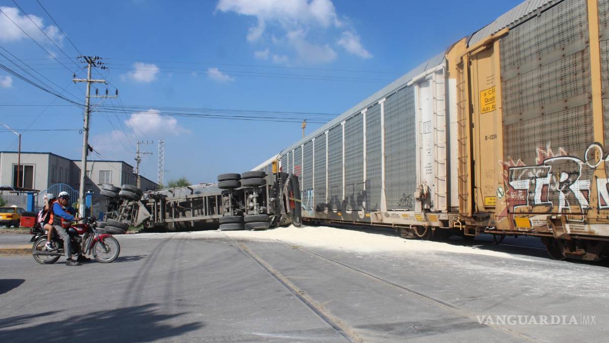 Locomotora embiste y vuelca a tráiler que se le atravesó en Saltillo (VIDEO)