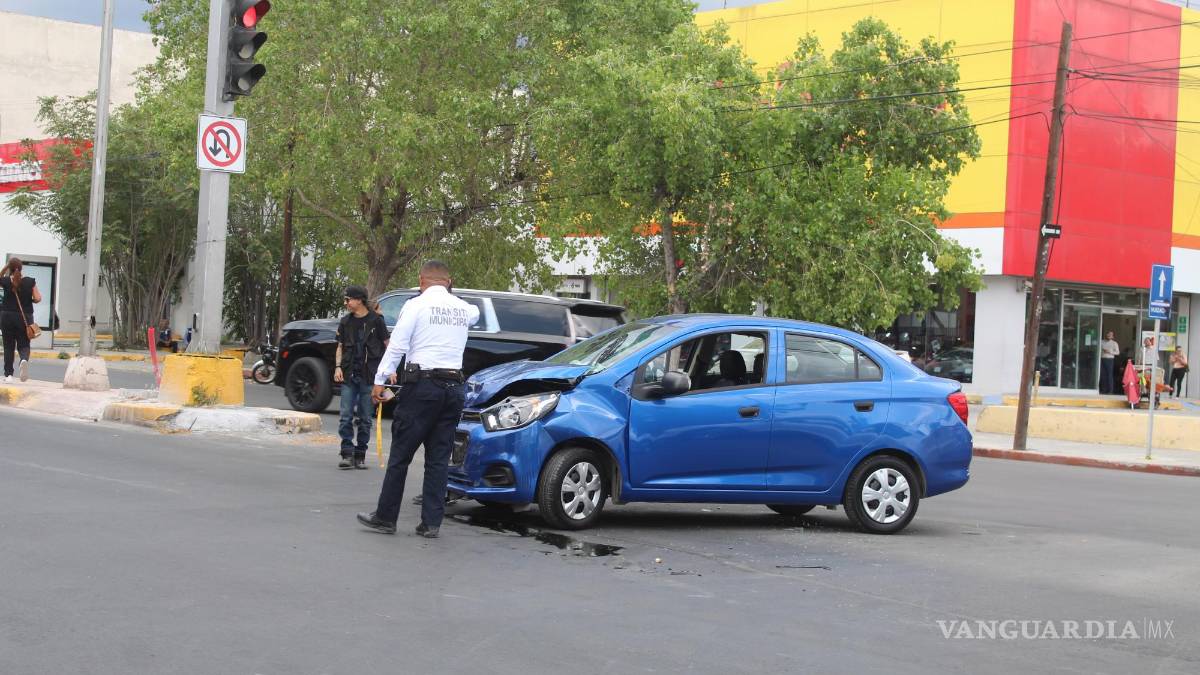 Se pasa rojo en V. Carranza y ocasiona choque múltiple en Saltillo