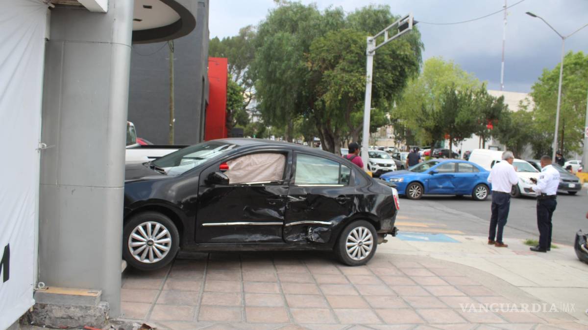 Se pasa rojo en V. Carranza y ocasiona choque múltiple en Saltillo