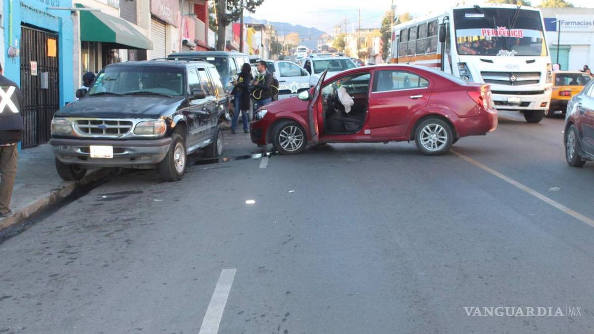 Hombre dormita al volante y provoca choque múltiple en la colonia Centenario de Saltillo