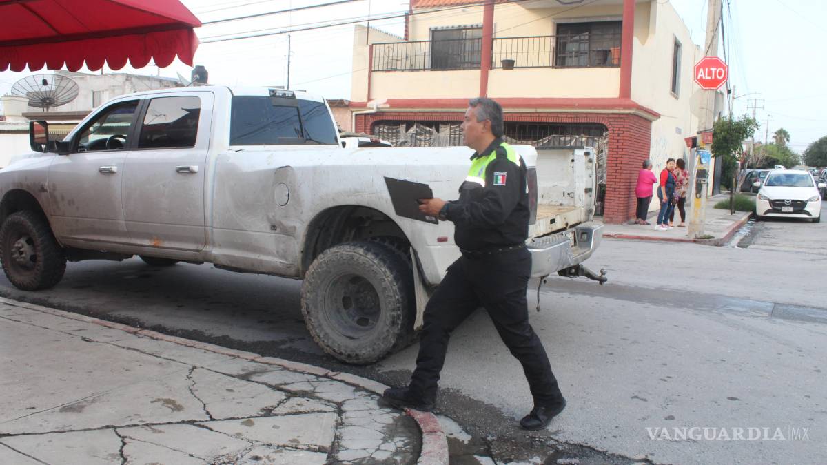 Ciclista resulta herido tras ser embestido por camioneta en Valle de las Flores, en Saltillo