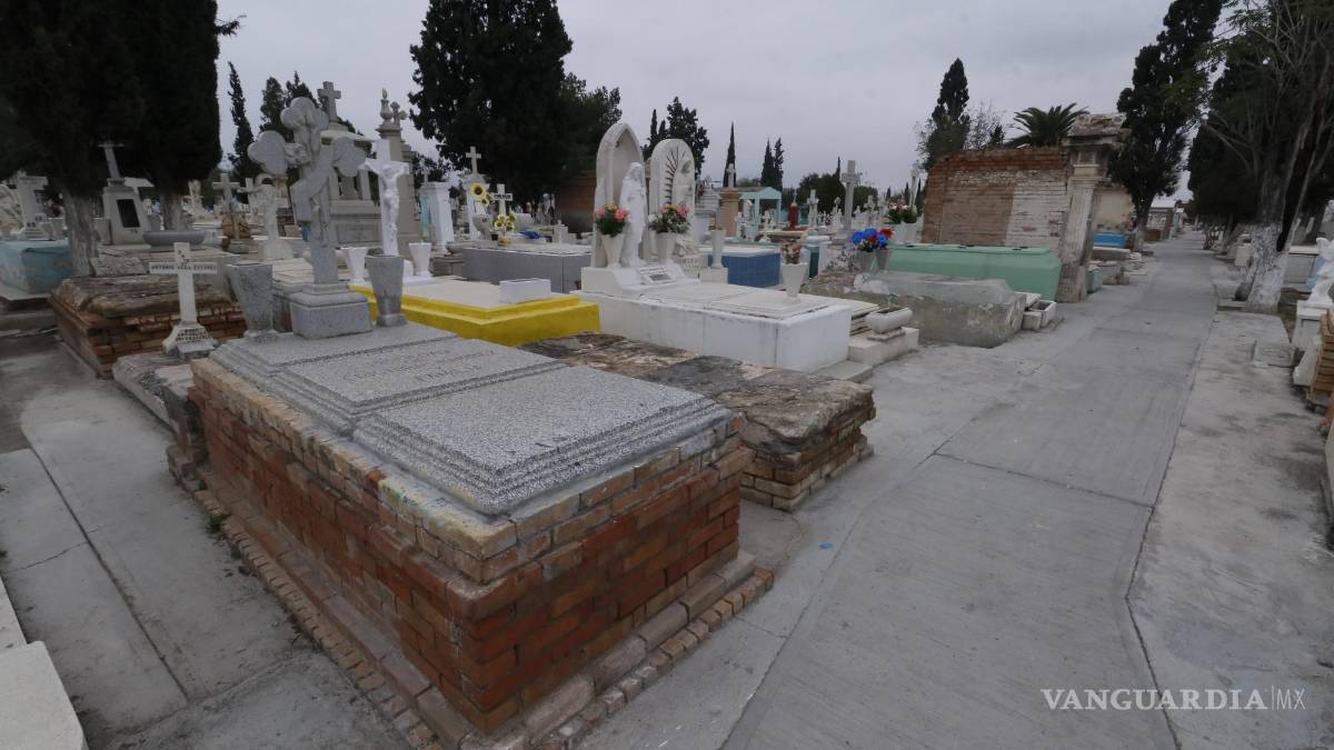 Entume frío venta de flores y visitas a los panteones en Saltillo