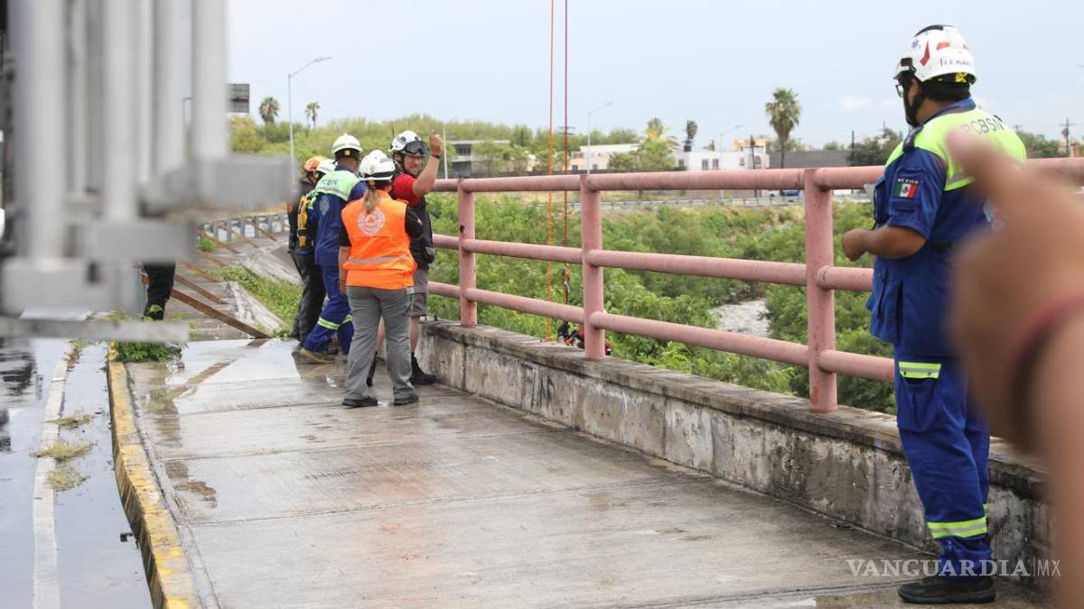 Lluvias causan encharcamientos, cierres viales y el rescate de dos personas, en Nuevo León