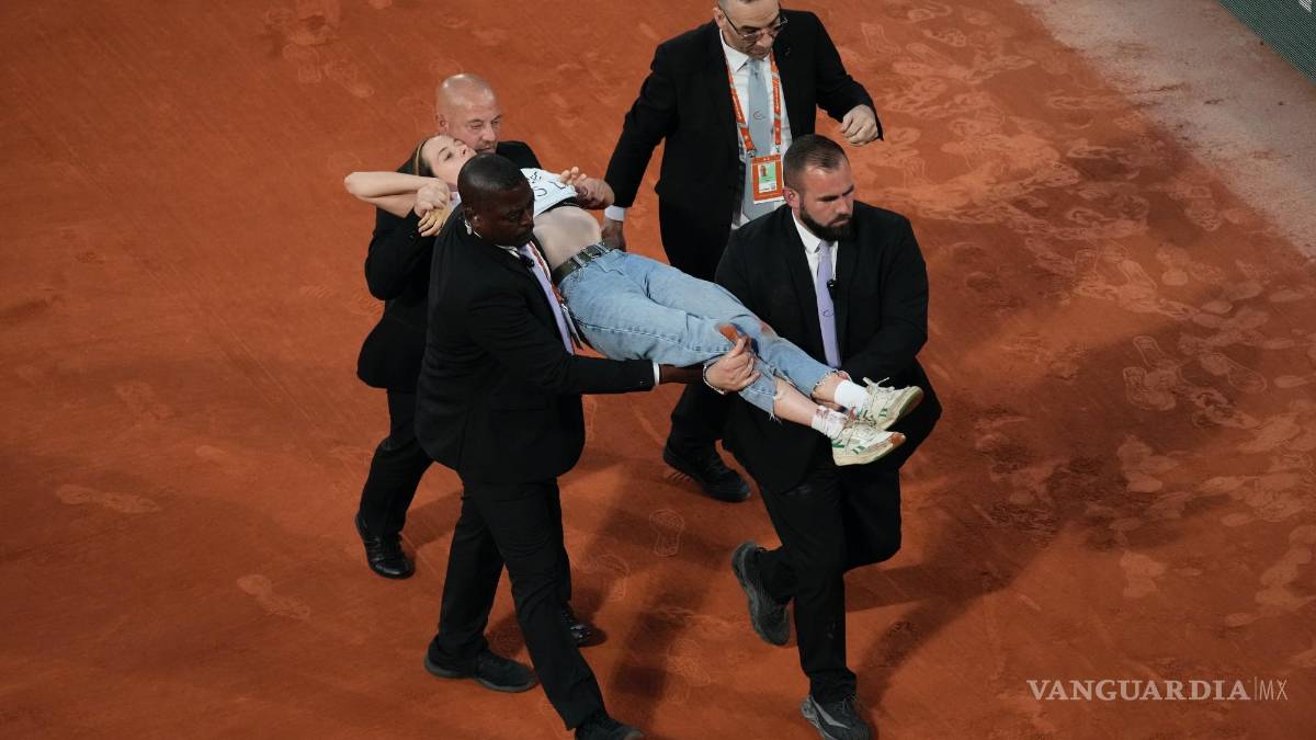 Una activista se encadena a la red e interrumpe la semifinal entre Casper Ruud y Marin Cilic en Roland Garros