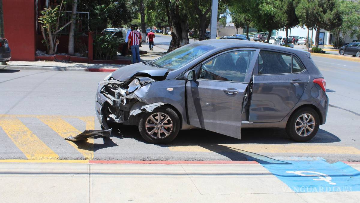 Saltillo: mujer intenta ganarle al semáforo y la impactan