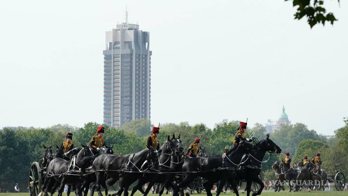 Mientras Rishi Sunak, primer ministro británico, pondera el servicio de Isabel II a un año de su muerte, los antimonárquicos protestan