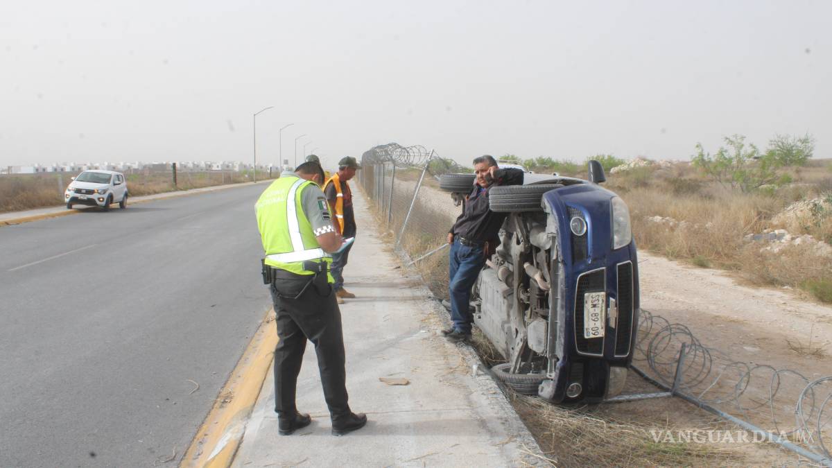 Vehículo vuelca y cae dentro del aeropuerto Plan de Guadalupe, en Ramos Arizpe