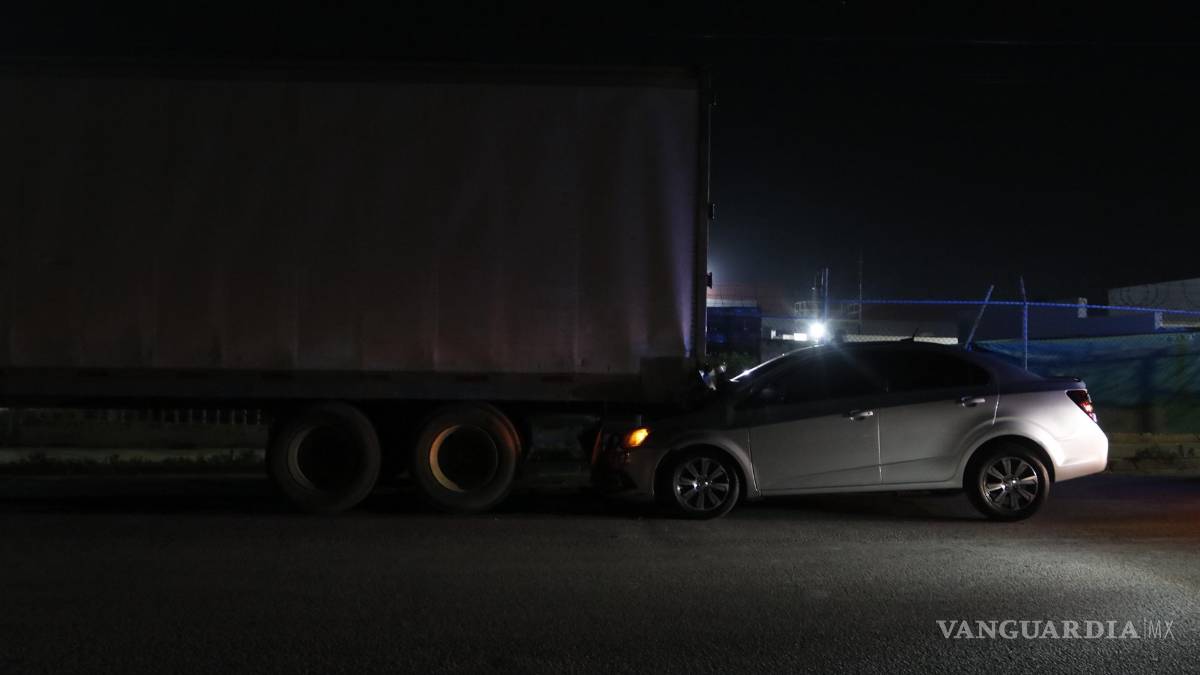 Saltillo: resulta ileso tras incrustarse en contenedor de tráiler