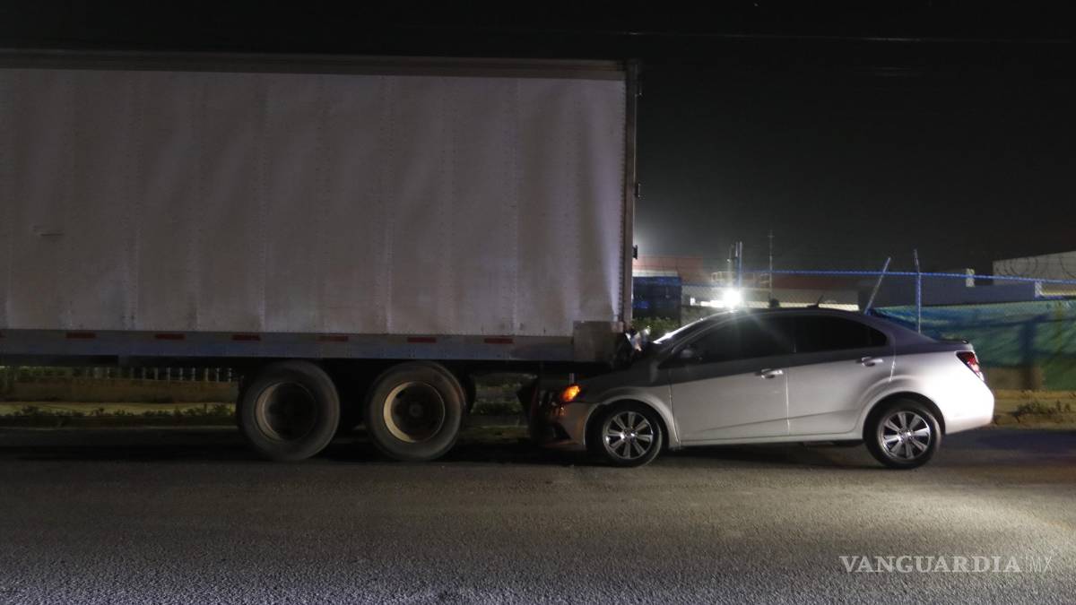 Saltillo: resulta ileso tras incrustarse en contenedor de tráiler