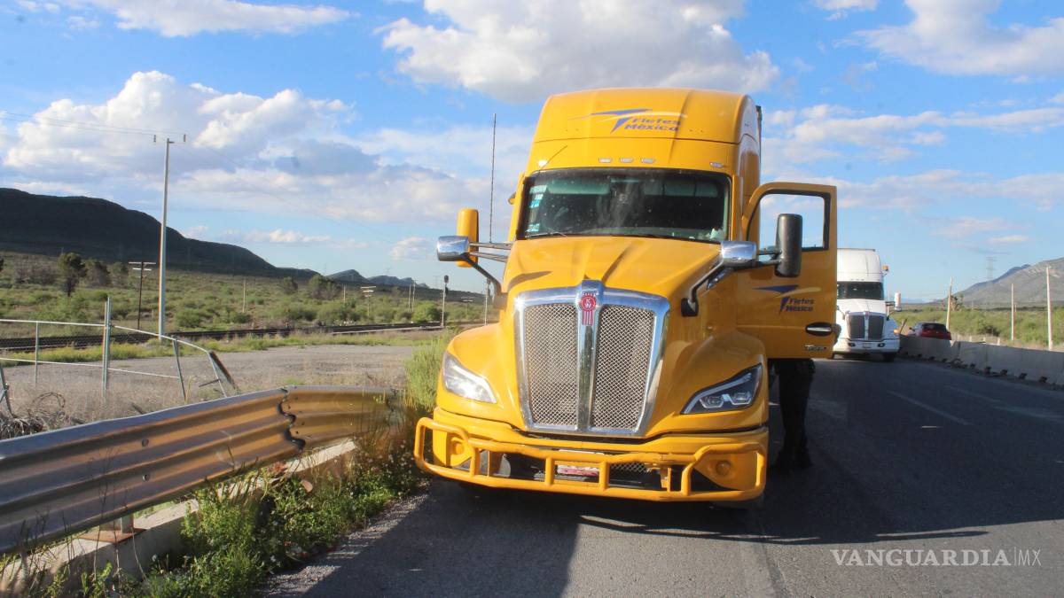 Jóvenes terminan graves al chocar su moto contra tráiler, en Saltillo