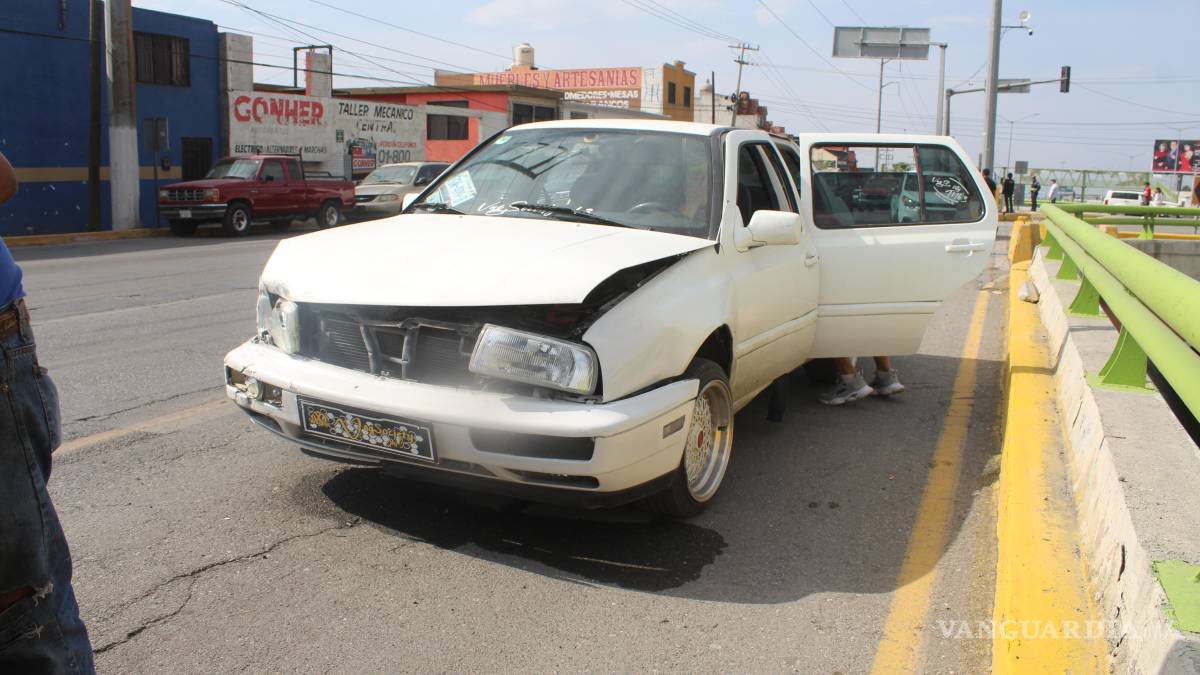 Vuelcan repartidores de frutas sobre el Periférico de Saltillo