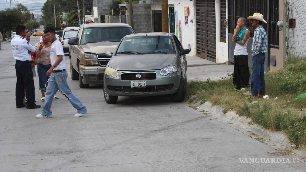 Motoneto se pasa alto, choca y lesiona a su esposa, en Saltillo