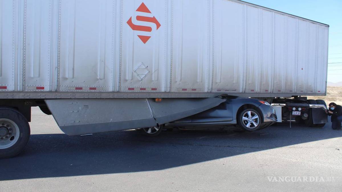 Automóvil sufre accidente y deja a conductor prensado debajo de tráiler en Lib. Óscar Flores Tapia