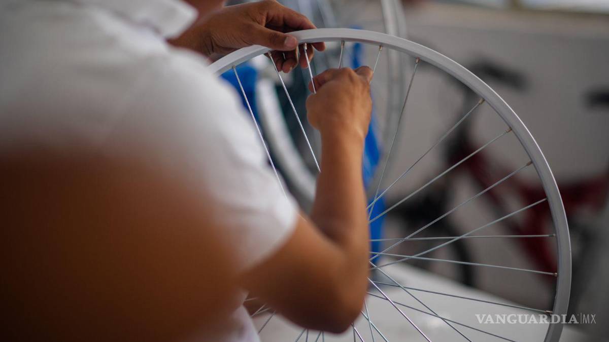 Enseñan mecánica de bicis a adolescentes privados de su libertad