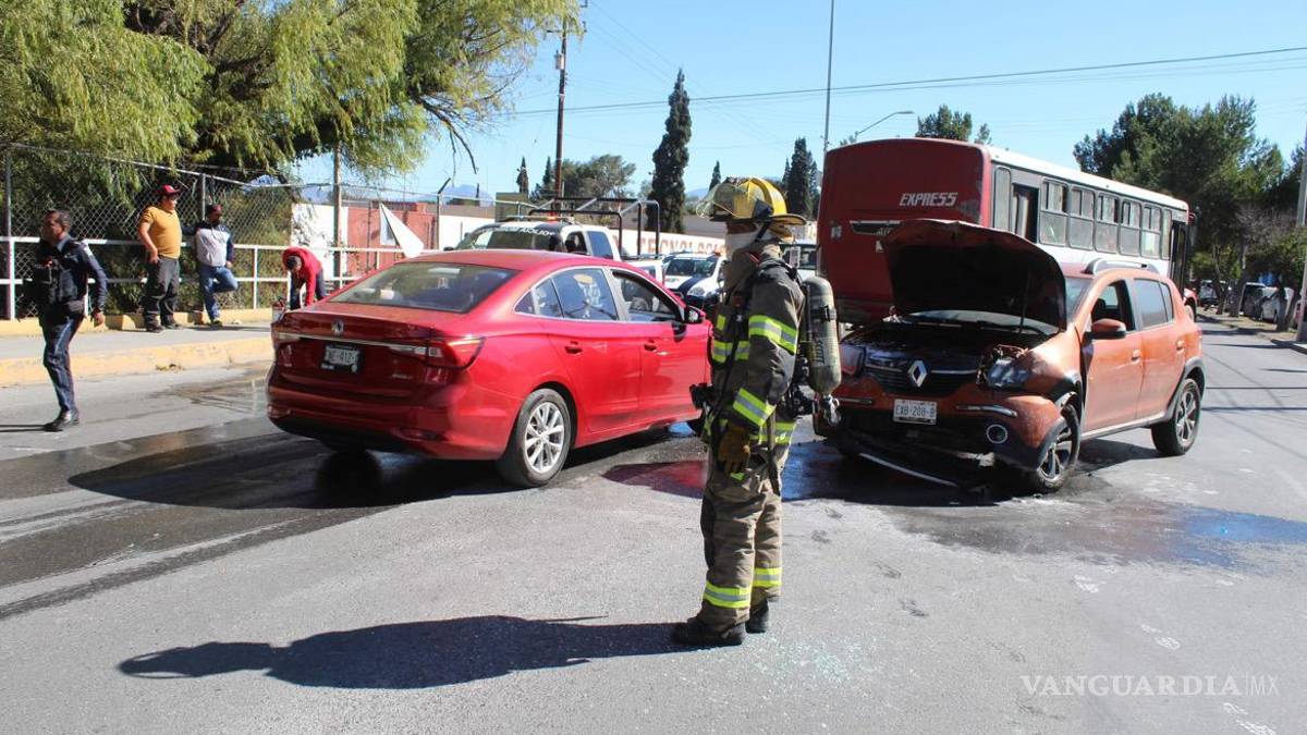 Choque entre taxista y camioneta provoca incendio en Saltillo; dos adultas mayores quedan atrapadas