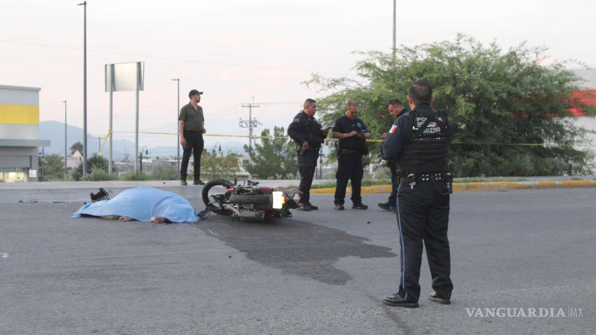 Repartidor de comida muere al chocar en su moto; camioneta se le atravesó en Ramos Arizpe