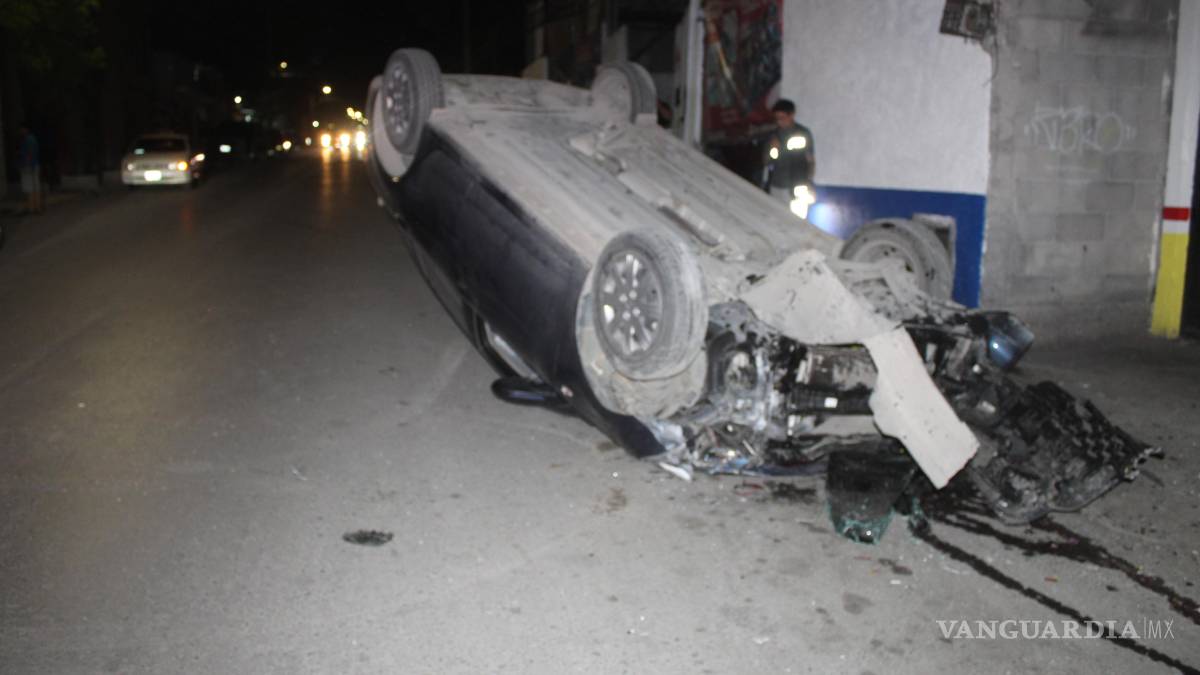 Saltillo: Provoca choque múltiple y vuelca en la Vista Hermosa