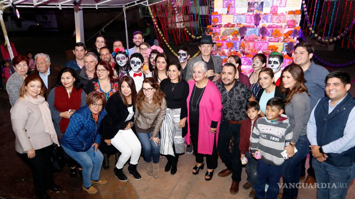 Dedican altar al Profesor Jirafales en el DIF Saltillo