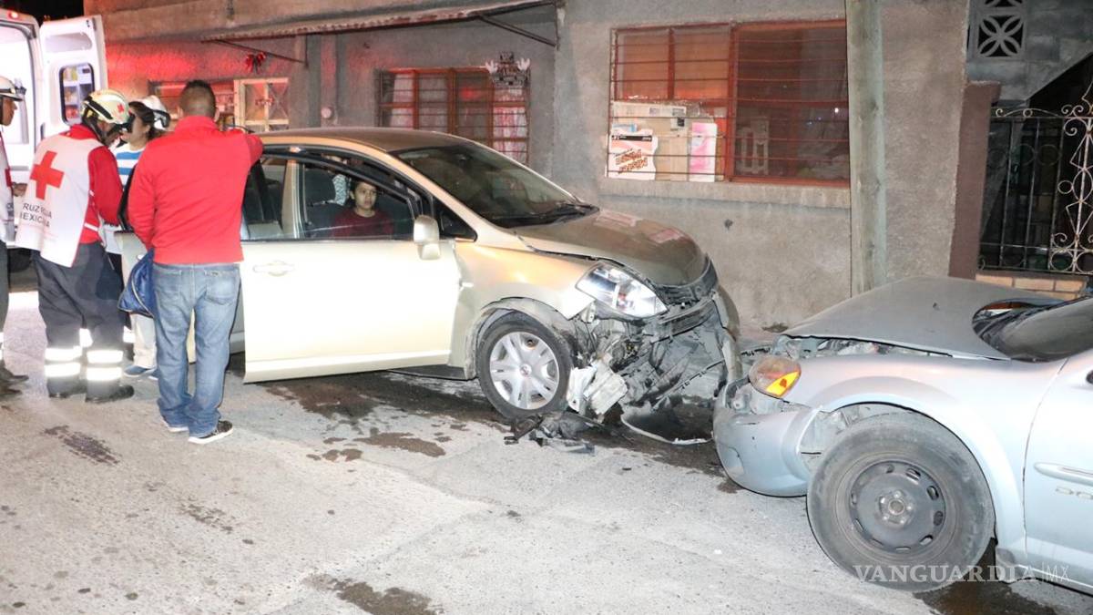 Por esquivar a motociclista se estrella con auto estacionado